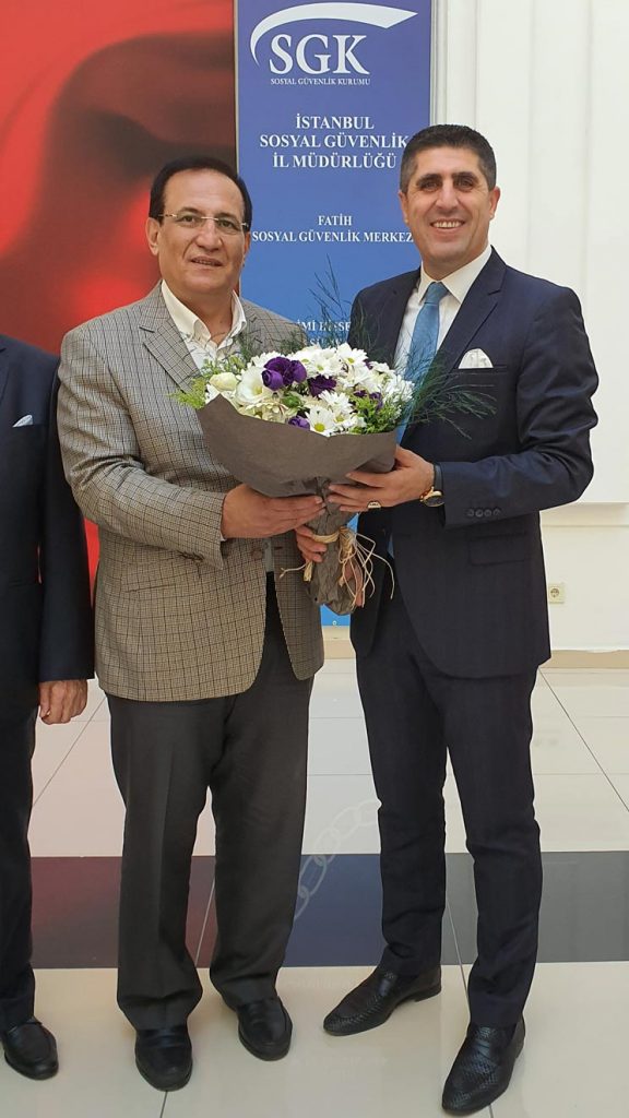 FAGİDER Yönetim Kurulu Başkanımız Bekir Artuğ, SGK Müdürü Coşkun Bilgine çiçek takdim etti.